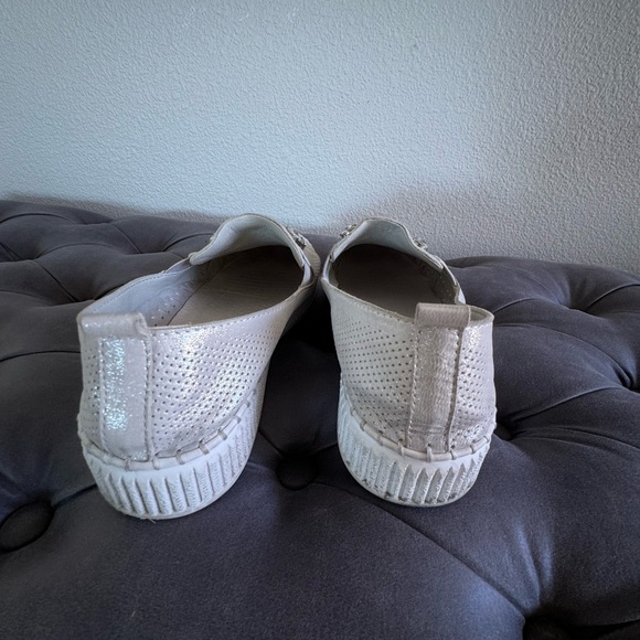 Size 37 soft silver slip on leather sneakers. - Picture 5 of 6